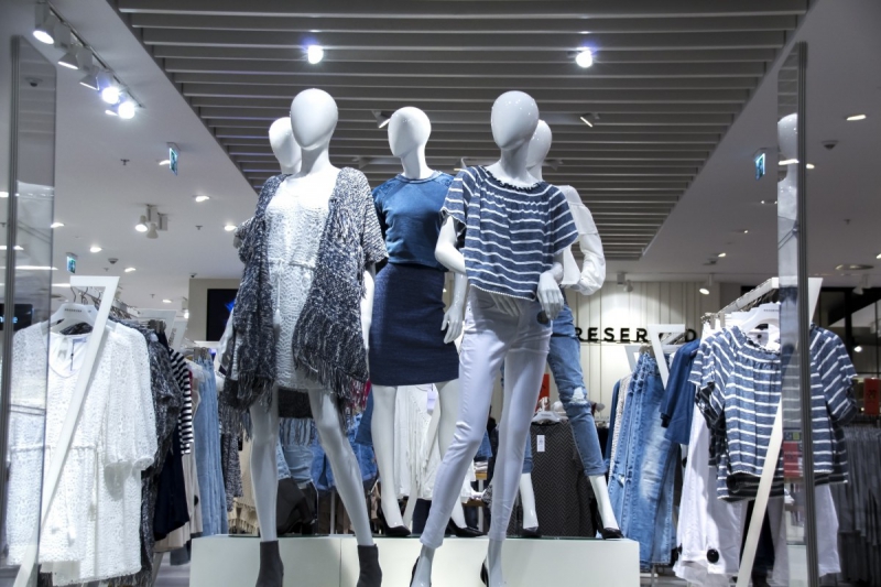 boutique-ST JEANNET-min_shopping_mall_shop_windows_fashionable_clothes_feminine_weakness_the_temptation_slender_women_mannequin_lifestyle-1044785