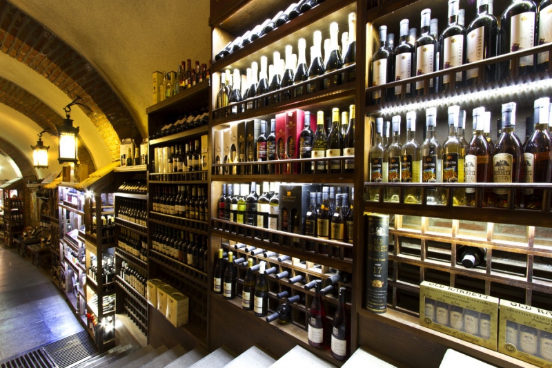 boutique-ST JEANNET-min_world_street_travel_shop_canon_georgia_wine_bottles-429767